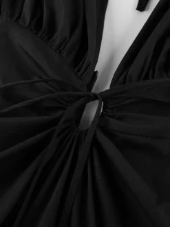 Robe de soirée longue à col en V profond et taille cordon de serrage dos nu et manches courtes style fluide idéale pour les vacances.