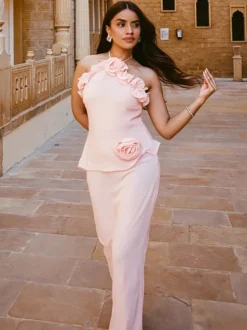 Robe de soirée longue en satin à imprimé floral rose dos nu et fente froncée