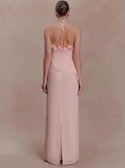 Robe de soirée longue en satin à imprimé floral rose dos nu et fente froncée