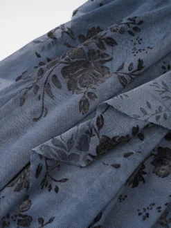 Robe de soirée longue marron foncé à col montant et manches longues évasées imprimé floral.