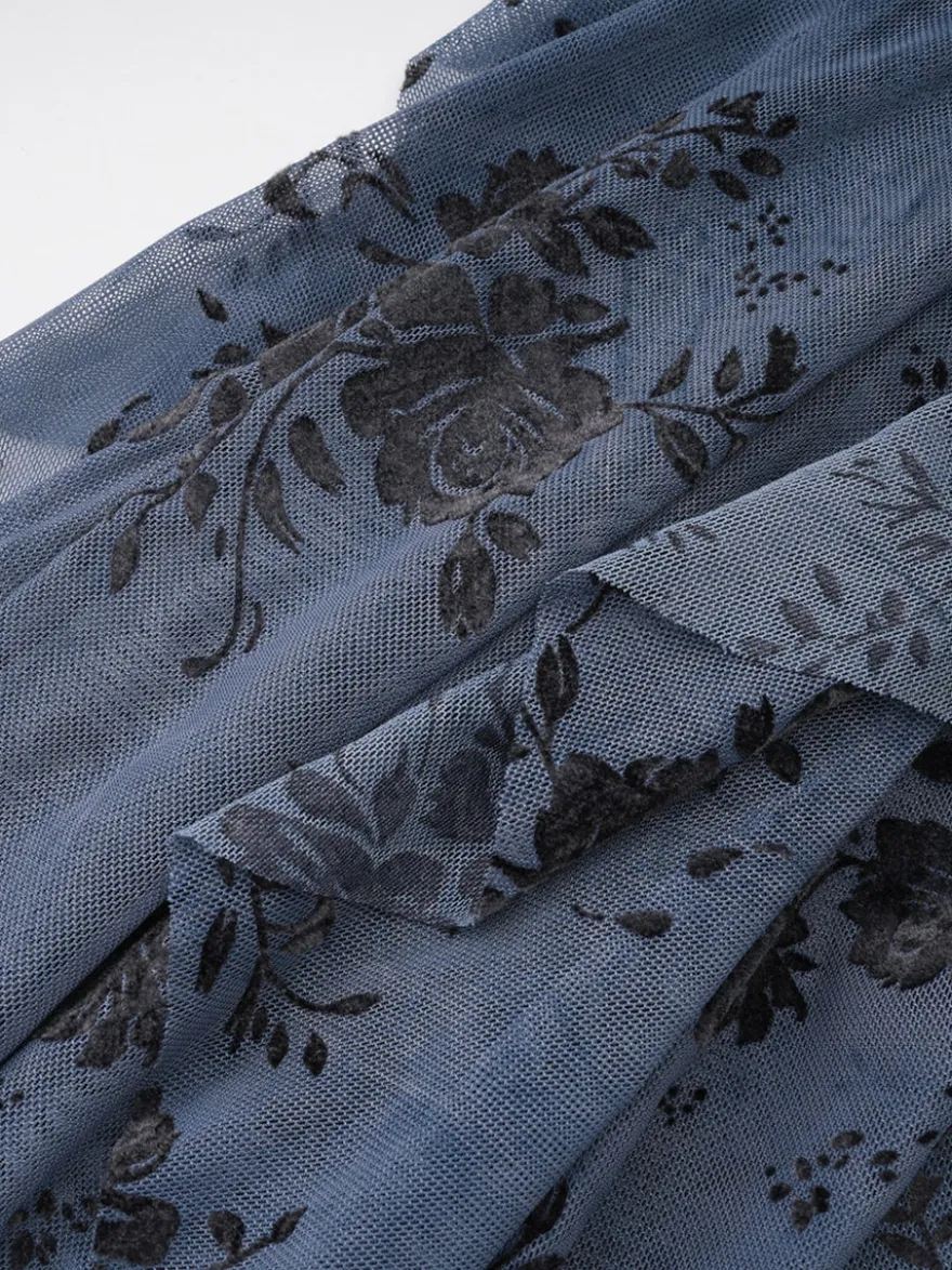 Robe de soirée longue marron foncé à col montant et manches longues évasées imprimé floral.