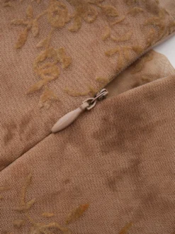 Robe de soirée longue marron foncé à col montant et manches longues évasées imprimé floral.