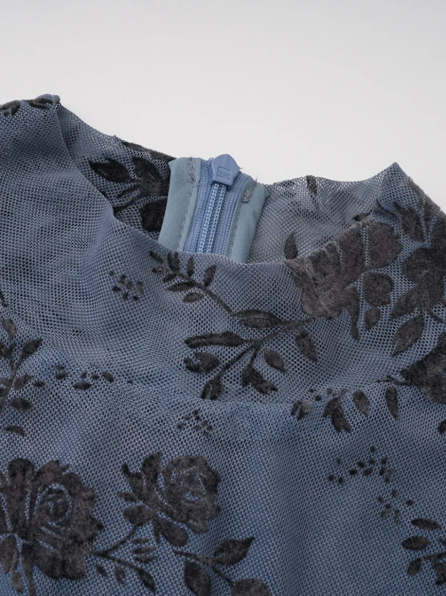 Robe de soirée longue marron foncé à col montant et manches longues évasées imprimé floral.