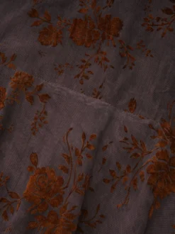 Robe de soirée longue marron foncé à col montant et manches longues évasées imprimé floral.