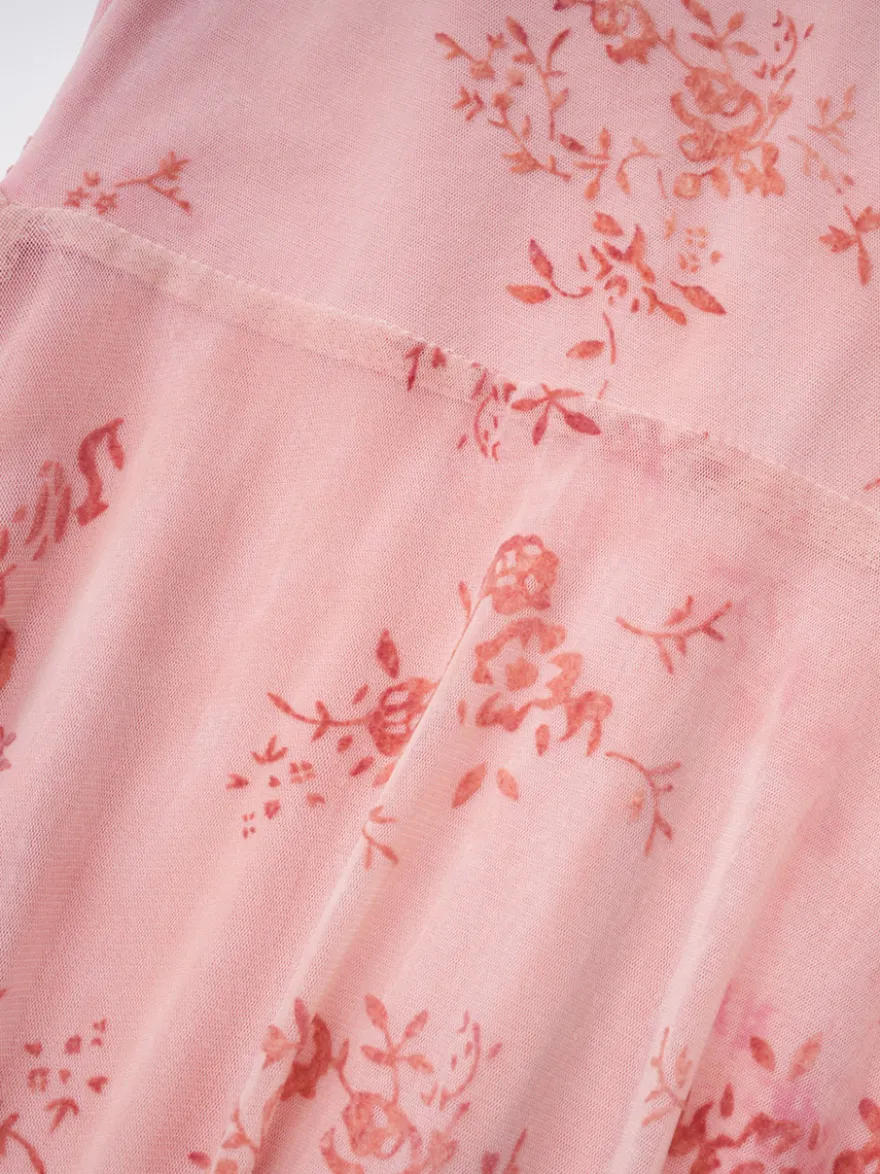 Robe de soirée longue marron foncé à col montant et manches longues évasées imprimé floral.