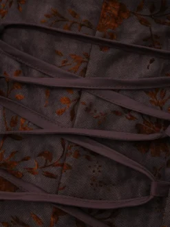 Robe de soirée longue marron foncé à col montant et manches longues évasées imprimé floral.