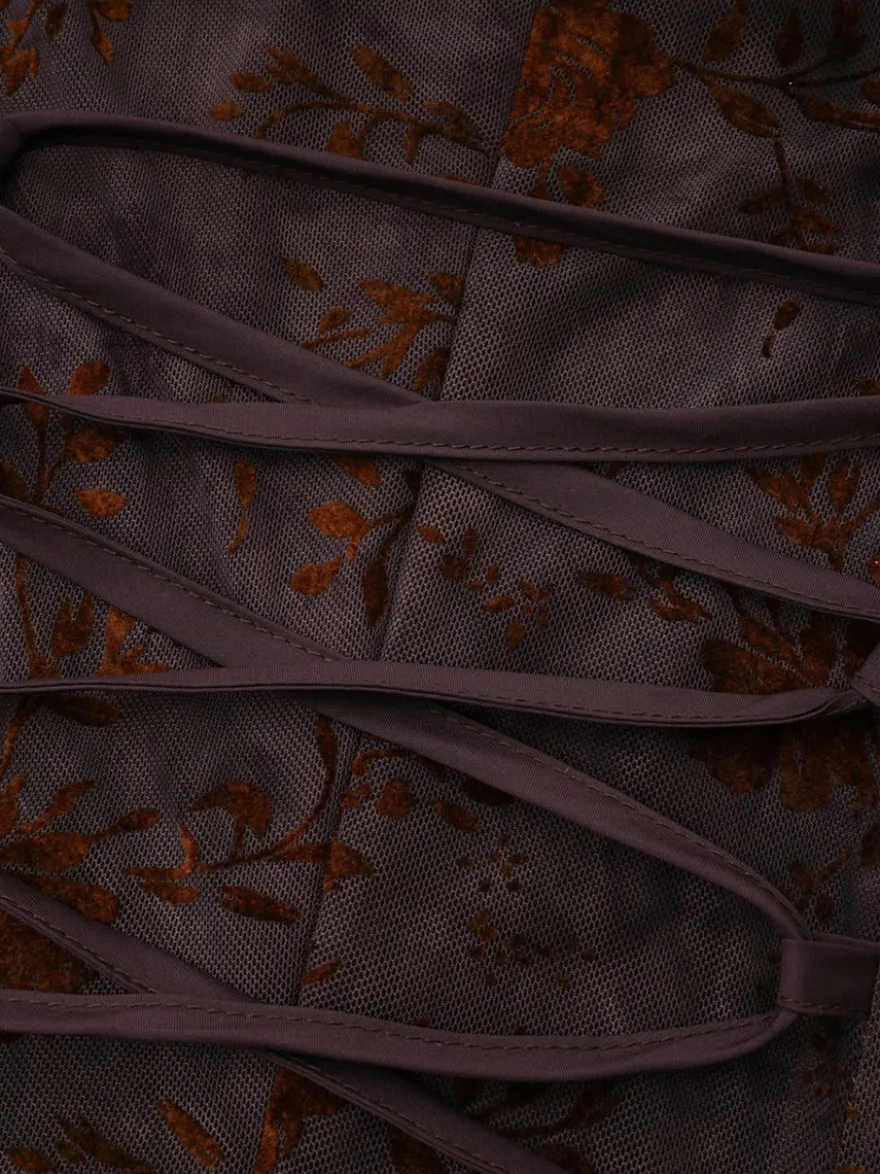Robe de soirée longue marron foncé à col montant et manches longues évasées imprimé floral.