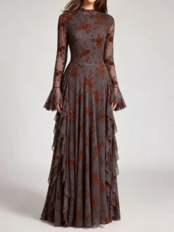 Robe de soirée longue marron foncé à col montant et manches longues évasées imprimé floral.