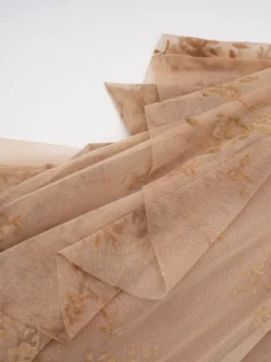 Robe de soirée longue marron foncé à col montant et manches longues évasées imprimé floral.