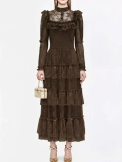 Robe de soirée longue maxi à col montant en dentelle et manches longues à volants style victorien vintage.