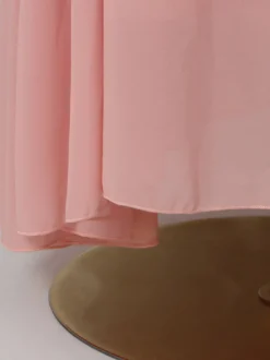 Robe de soirée longue maxi fluide à volants col halter et col V sans manches plissée et à col V idéale pour les mariages.