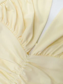 Robe de soirée longue maxi élégante pour femme dos nu froncée et fendue.