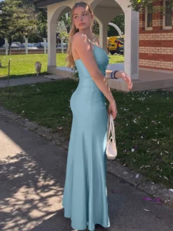 Robe de soirée longue moulante en satin à fines bretelles et fente latérale taille froncée style spaghetti