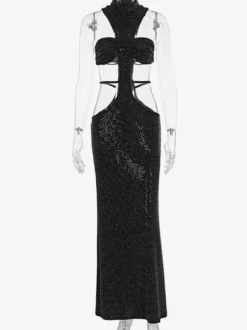Robe de soirée longue moulante à paillettes col montant et découpes sans manches et taille ajourée.
