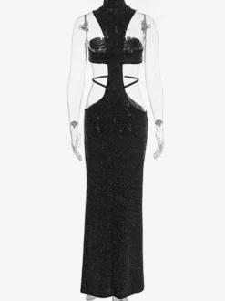 Robe de soirée longue moulante à paillettes col montant et découpes sans manches et taille ajourée.