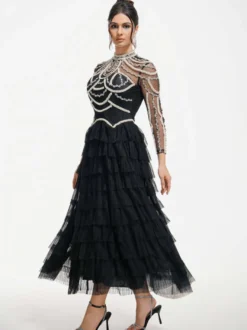 Robe de soirée longue rose à col montant manches longues perlées et manches évasées superposées style chic semi-formel