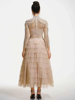 Robe de soirée longue rose à col montant manches longues perlées et manches évasées superposées style chic semi-formel