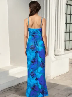 Robe de soirée longue sirène à col bénitier et bretelles spaghetti fleuries lacée