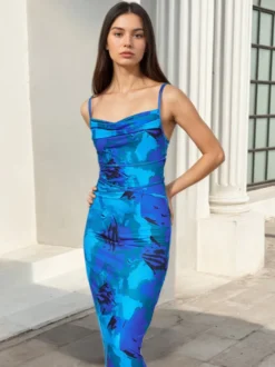 Robe de soirée longue sirène à col bénitier et bretelles spaghetti fleuries lacée