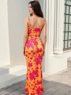 Robe de soirée longue sirène à col bénitier et bretelles spaghetti fleuries lacée