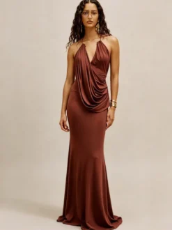 Robe de soirée longue sirène dos nu à décolleté plongeant drapée sur le devant et sans manches