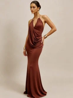 Robe de soirée longue sirène dos nu à décolleté plongeant drapée sur le devant et sans manches