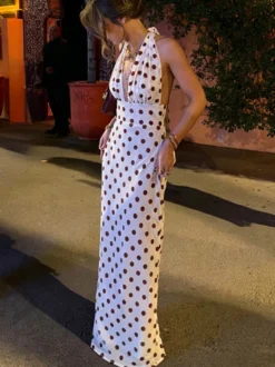 Robe de soirée longue sirène rouge à pois décolleté plongeant dos nu et ceinture col licou