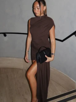 Robe de soirée marron café à manches courtes et col montant plissée