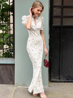 Robe de soirée maxi bordeaux à manches courtes bouffantes et col montant