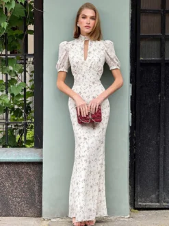 Robe de soirée maxi bordeaux à manches courtes bouffantes et col montant