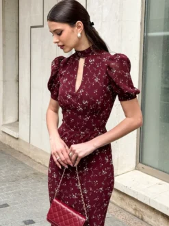 Robe de soirée maxi bordeaux à manches courtes bouffantes et col montant