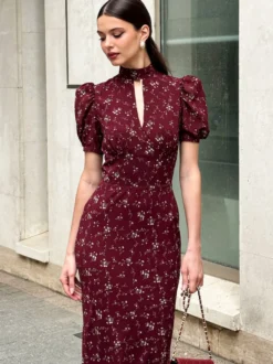 Robe de soirée maxi bordeaux à manches courtes bouffantes et col montant