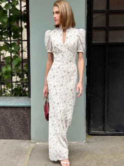Robe de soirée maxi bordeaux à manches courtes bouffantes et col montant