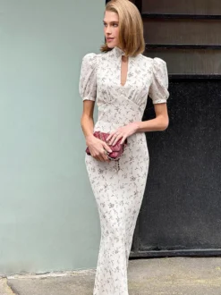 Robe de soirée maxi bordeaux à manches courtes bouffantes et col montant