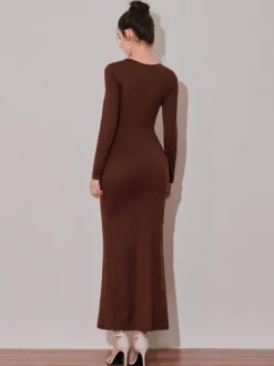 Robe de soirée maxi à découpes et fronces latérales avec détails métalliques dorés pour femmes 2026