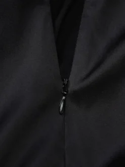 Robe de soirée maxi noire à bretelles et rubans au cou cintrée style chic semi-formel