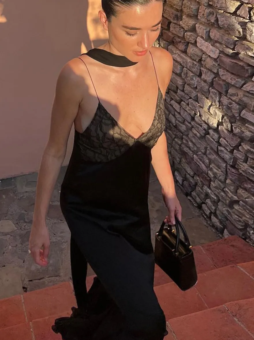 Robe de soirée maxi noire à bretelles décolleté sculptant élégante semi-formelle idéale pour l'été.