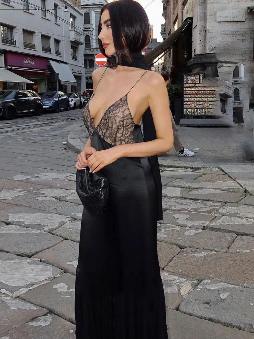 Robe de soirée maxi noire à bretelles décolleté sculptant élégante semi-formelle idéale pour l'été.