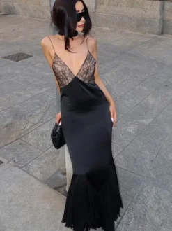 Robe de soirée maxi noire à bretelles décolleté sculptant élégante semi-formelle idéale pour l'été.