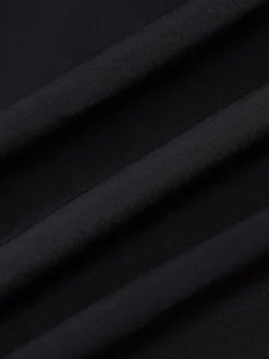 Robe de soirée maxi noire à bretelles décolleté sculptant élégante semi-formelle idéale pour l'été.