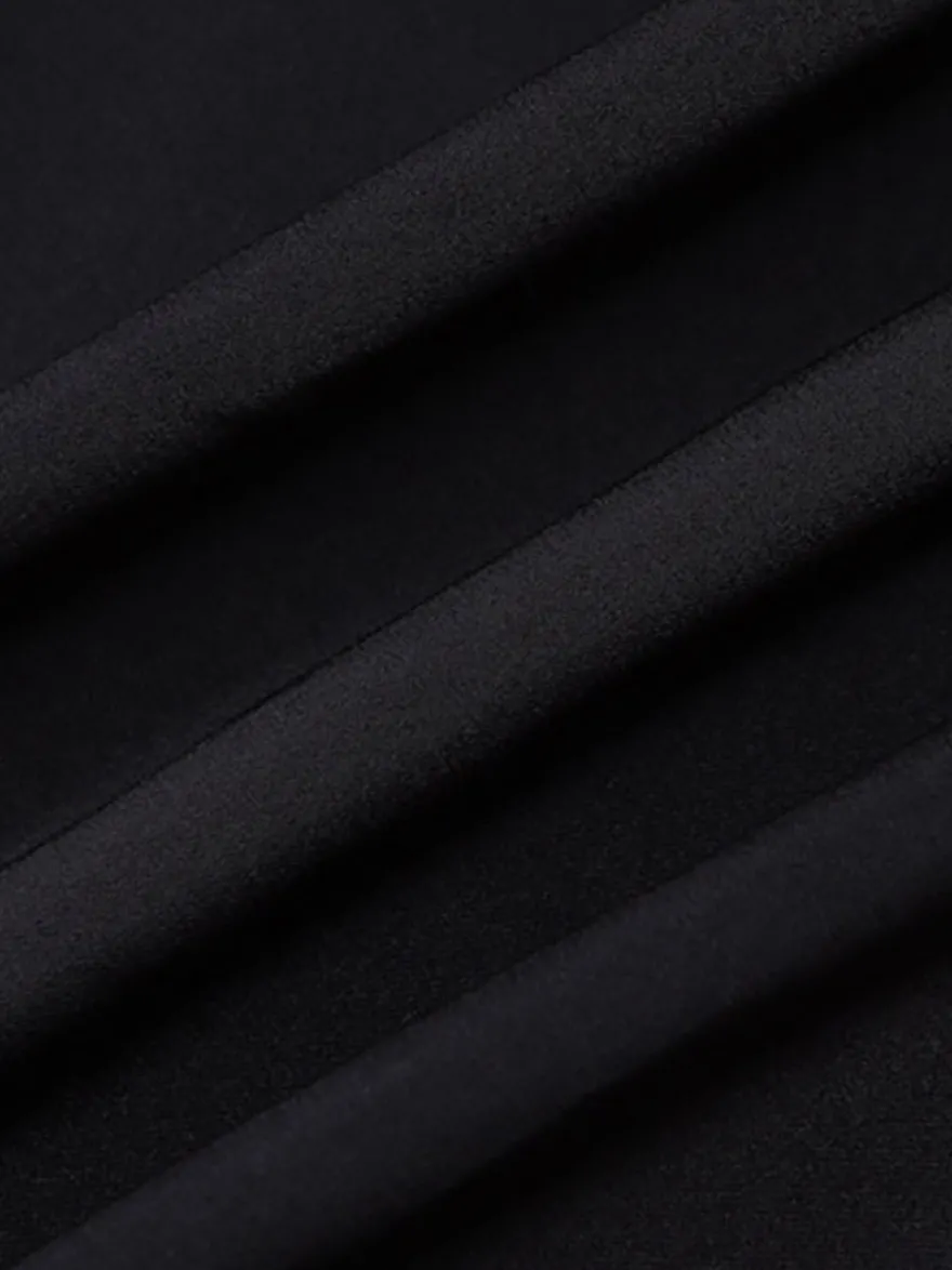 Robe de soirée maxi noire à bretelles décolleté sculptant élégante semi-formelle idéale pour l'été.