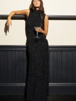 Robe de soirée maxi noire dos nu ceinturée chic et semi-formelle