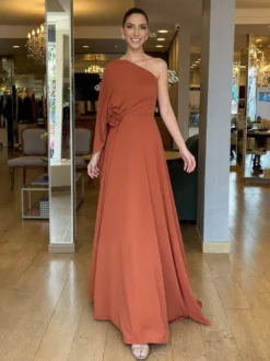 Robe de soirée maxi orange asymétrique sans manches style rétro semi-formel idéale pour l'été.