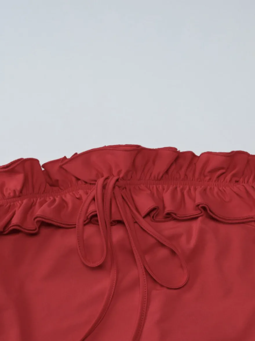 Robe de soirée maxi rouge à épaules dénudées et volants chic et semi-formelle idéale pour l'été.