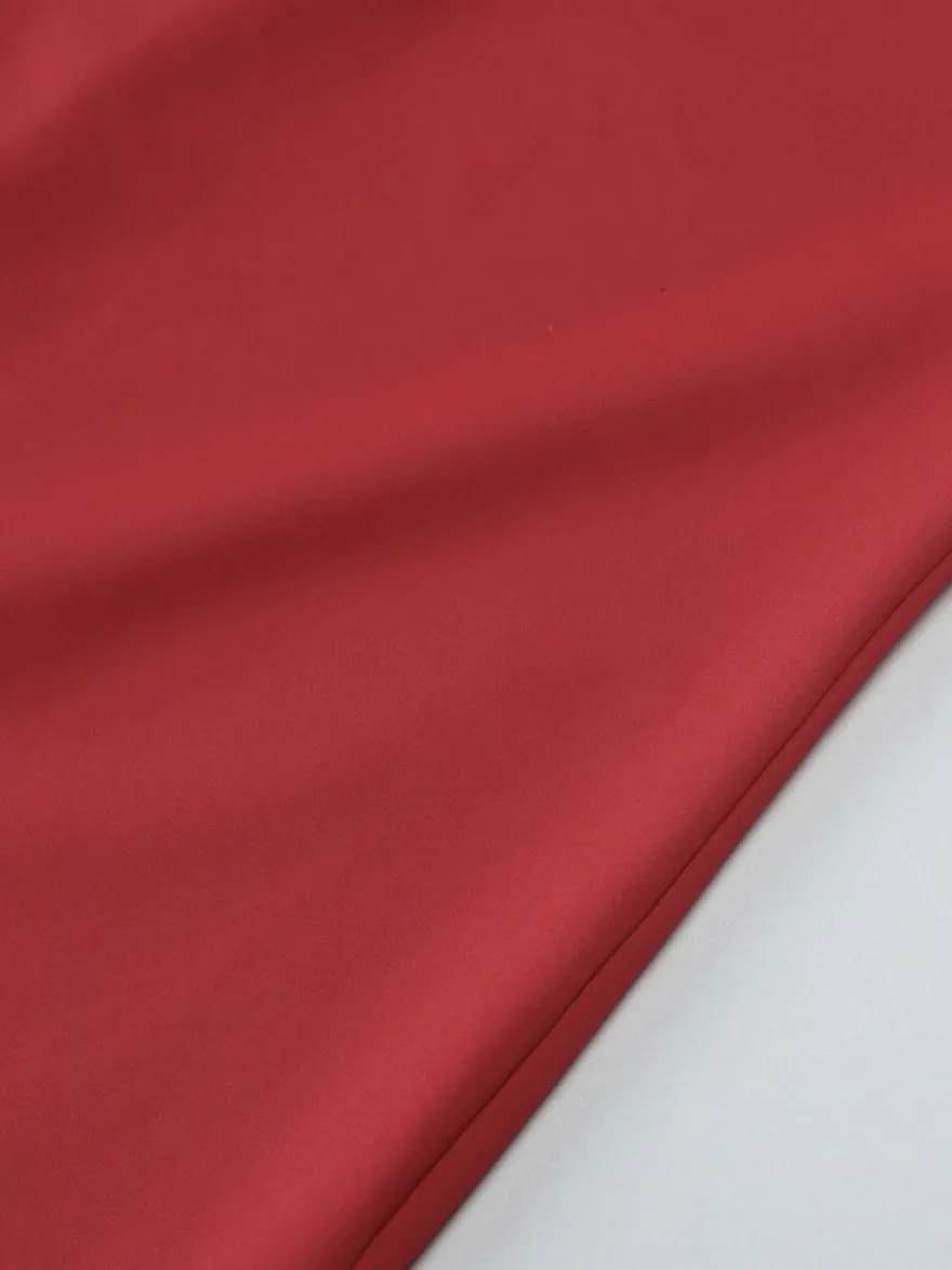 Robe de soirée maxi rouge à épaules dénudées et volants chic et semi-formelle idéale pour l'été.