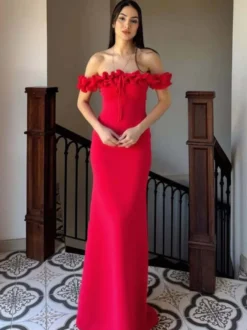 Robe de soirée maxi rouge à épaules dénudées et volants chic et semi-formelle idéale pour l'été.