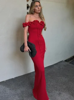 Robe de soirée maxi rouge à épaules dénudées et volants chic et semi-formelle idéale pour l'été.
