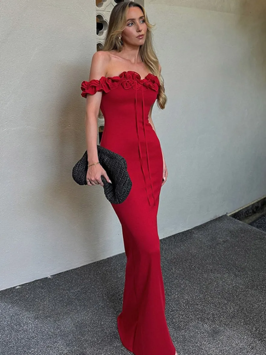 Robe de soirée maxi rouge à épaules dénudées et volants chic et semi-formelle idéale pour l'été.