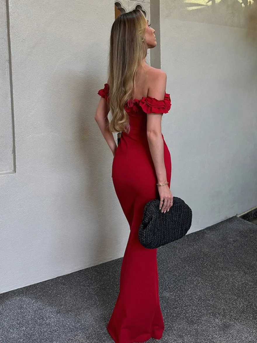 Robe de soirée maxi rouge à épaules dénudées et volants chic et semi-formelle idéale pour l'été.