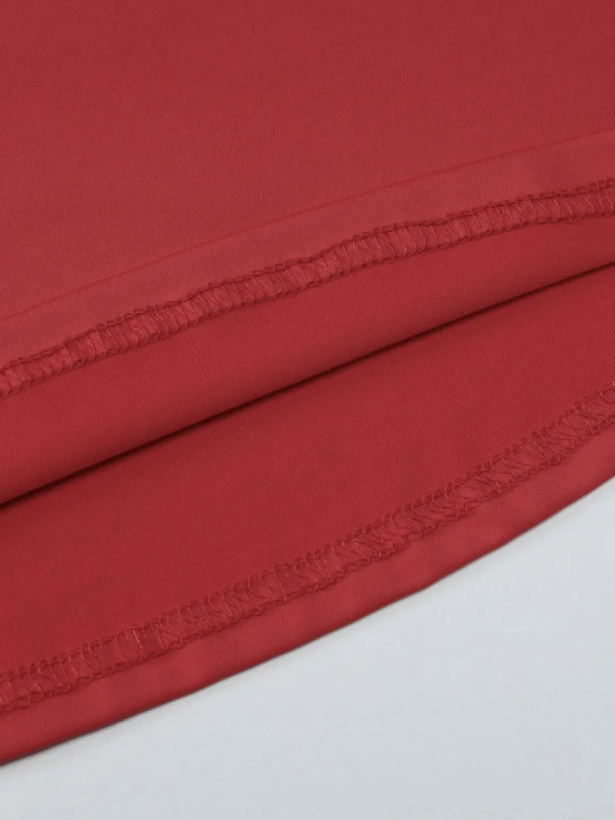 Robe de soirée maxi rouge à épaules dénudées et volants chic et semi-formelle idéale pour l'été.